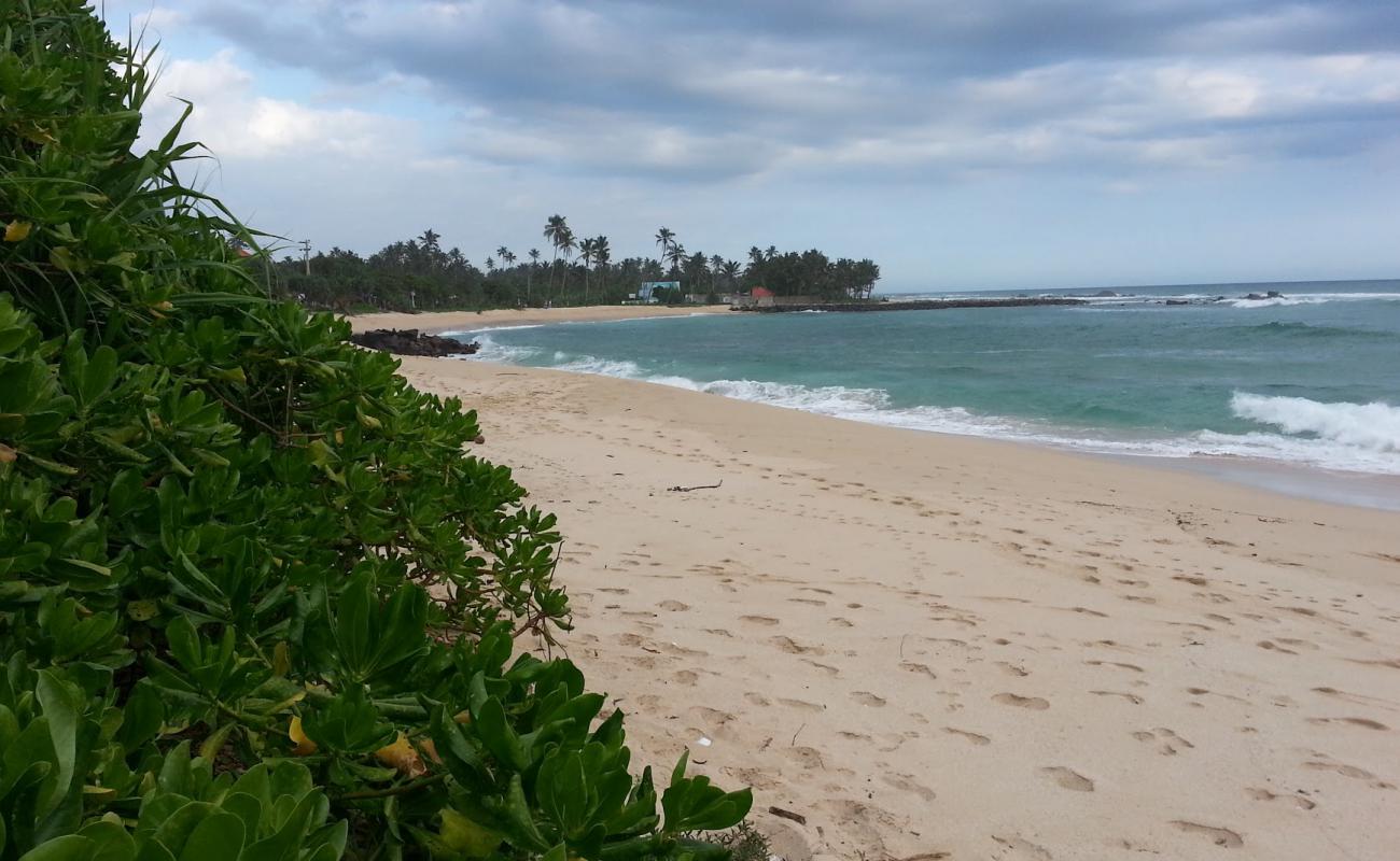 Foto af Midigama Beach med lys sand overflade