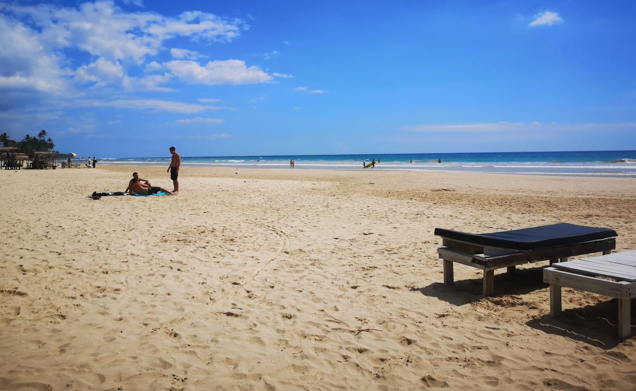 Foto af Kabalana beach med lys sand overflade