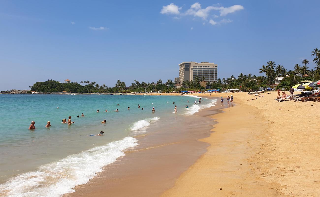 Foto af Unawatuna Beach med lys sand overflade