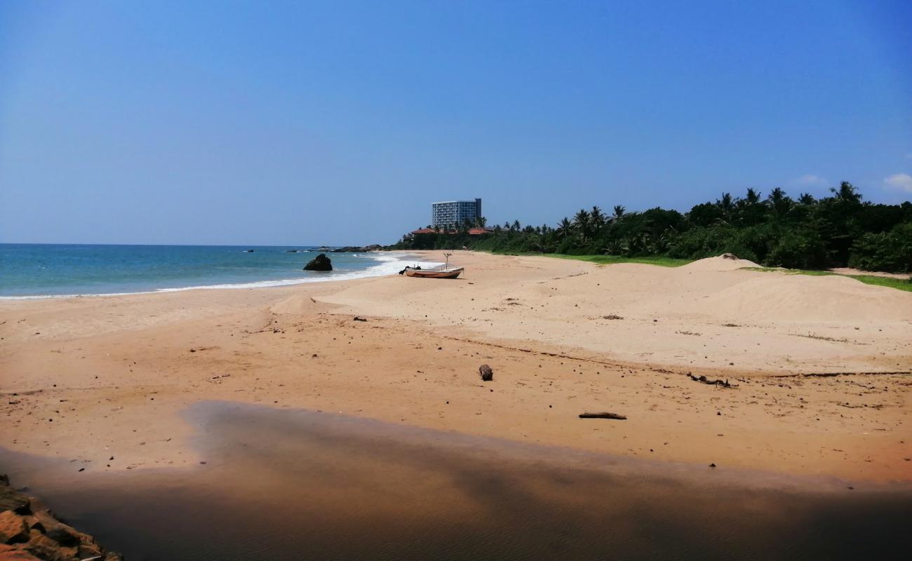 Foto af Mahamodara Beach med lys sand overflade