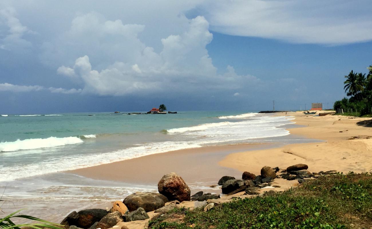 Foto af Seenigama beach med lys sand overflade