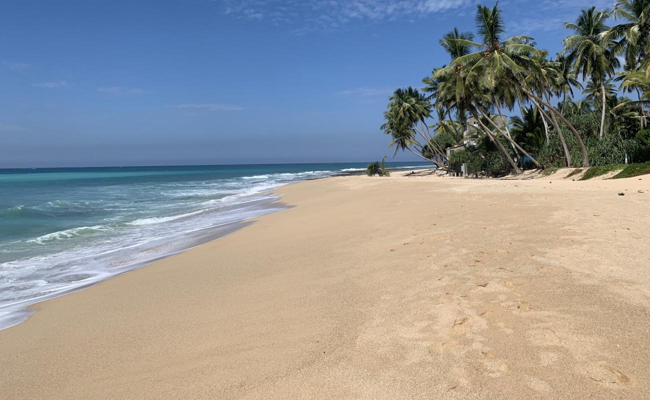 Foto af Akurala Beach med lys sand overflade