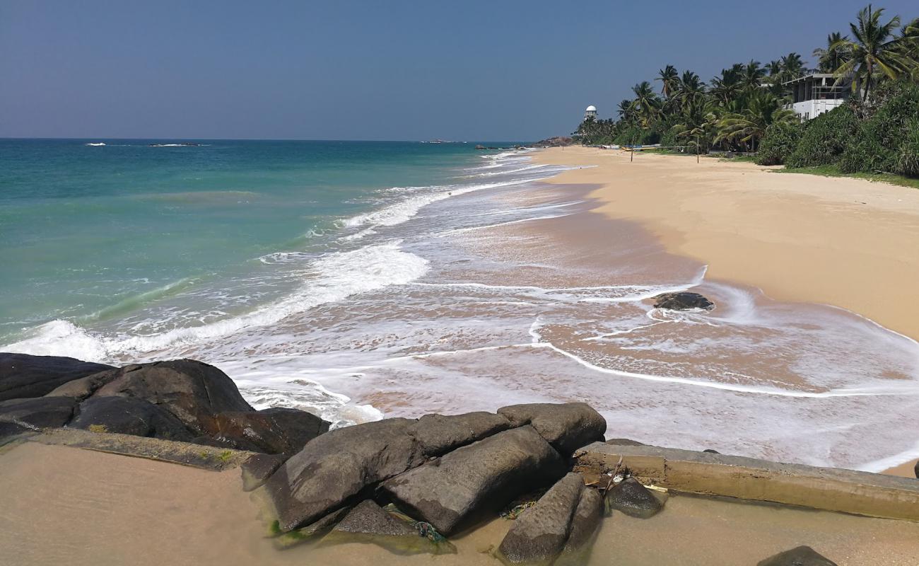 Foto af Madampe Beach med lys sand overflade