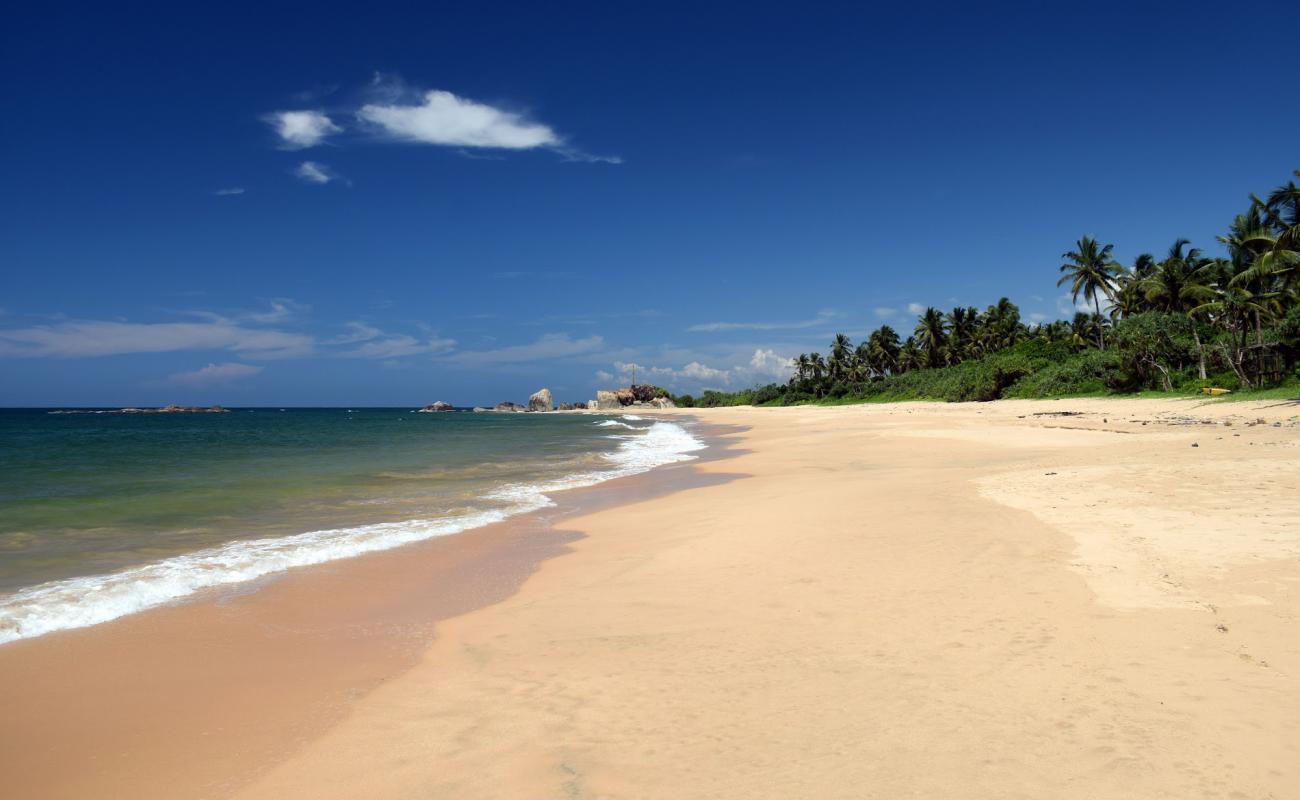 Foto af Balapitiya Beach med lys sand overflade