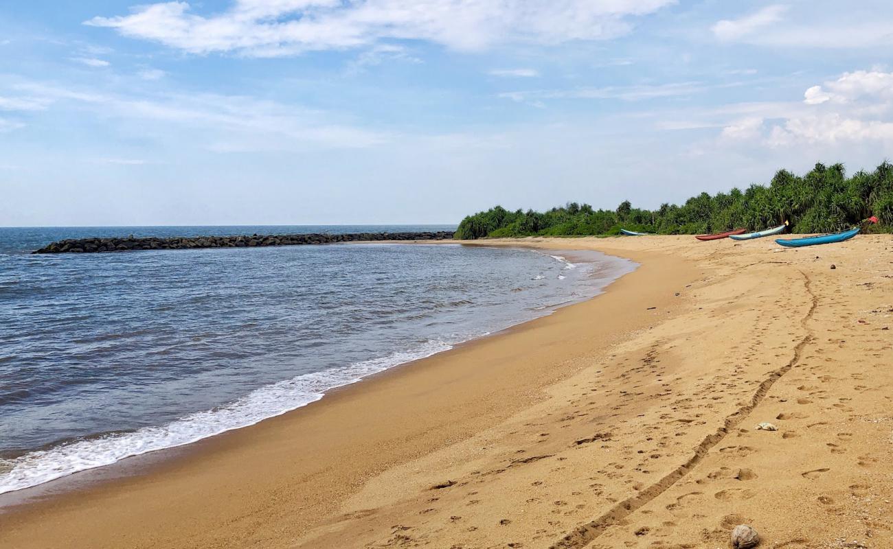 Foto af Katukurunda Beach med lys skaldesand overflade