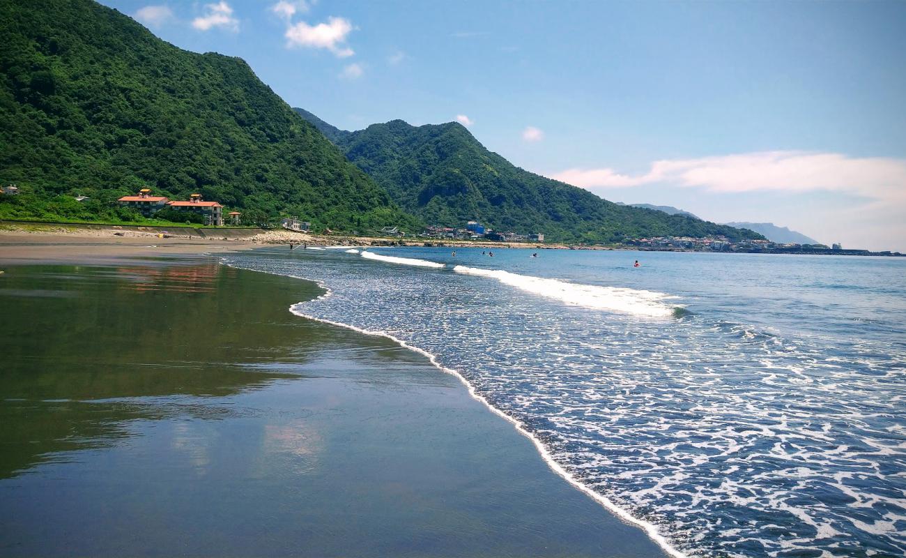 Foto af Daxi Honeymoon Bay Beach med brunt sand og sten overflade