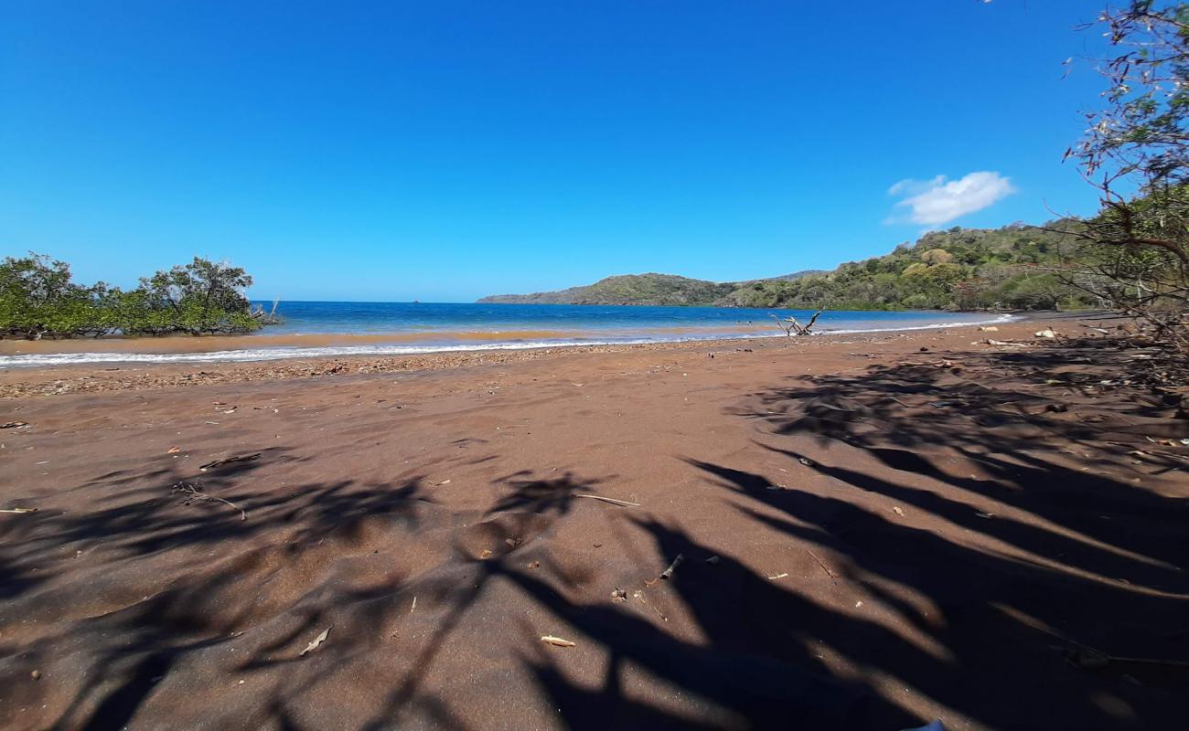 Foto af Iloni Beach med brunt sand overflade