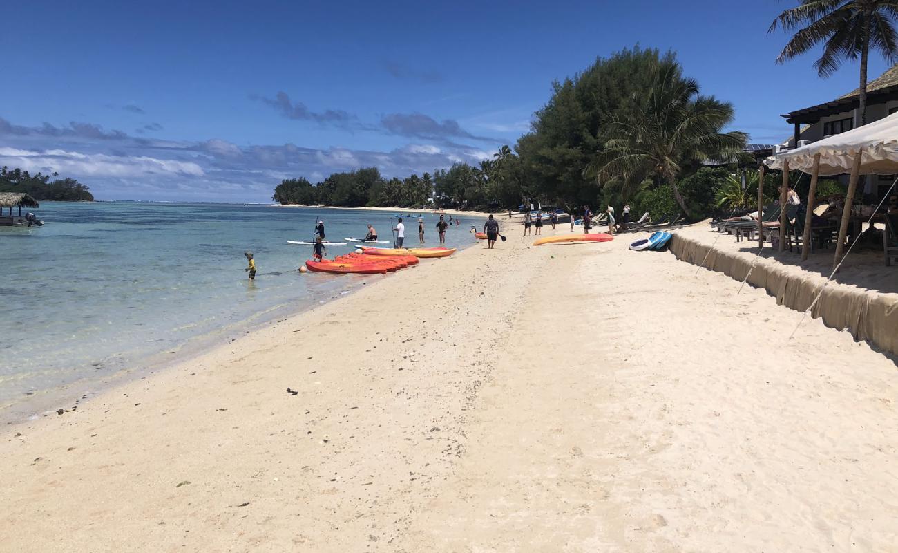 Foto af Muri Beach med hvidt fint sand overflade