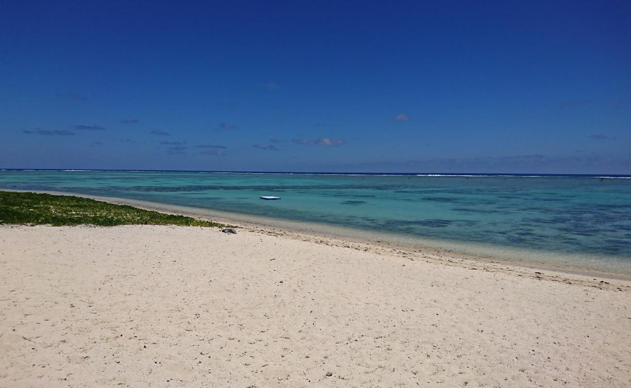 Foto af Nikao Beach med lys sand overflade