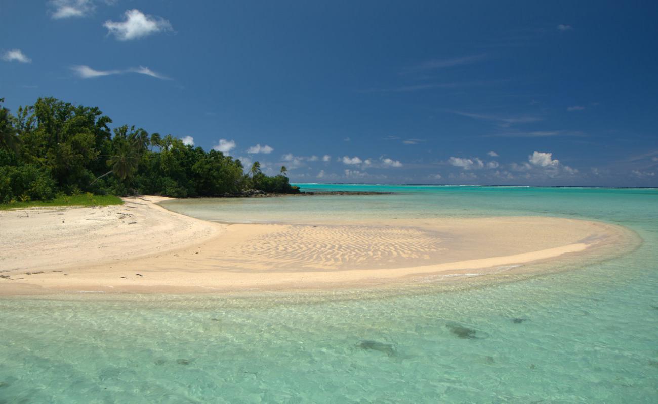 Foto af Moturakau Beach med lys sand overflade