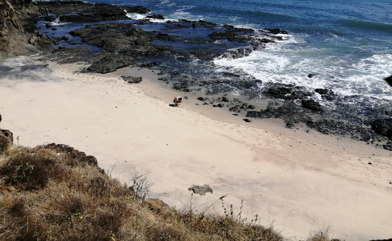 Foto af Playa Carbon med gråt sand og sten overflade