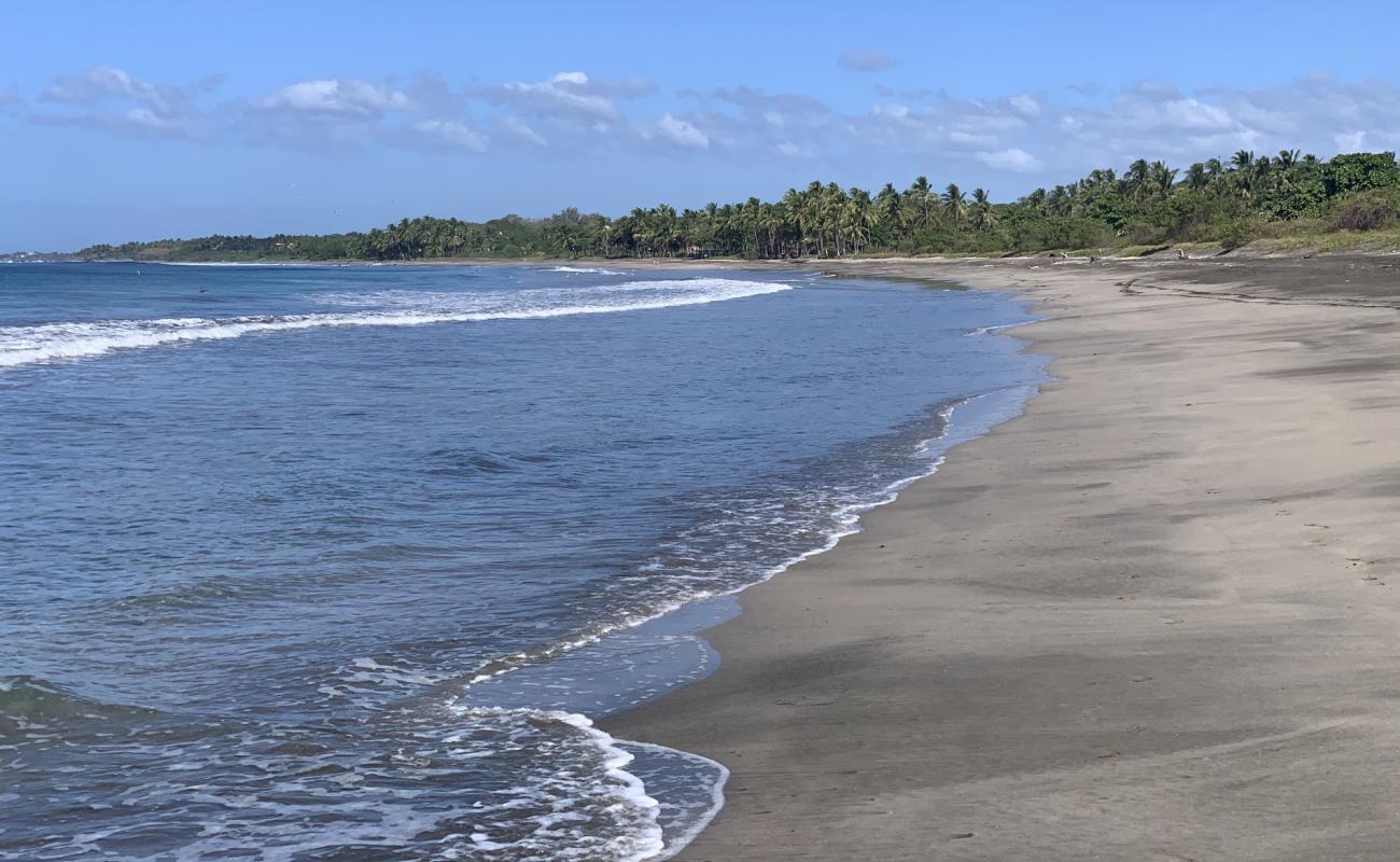 Foto af Playa Junquillal med gråt sand og sten overflade