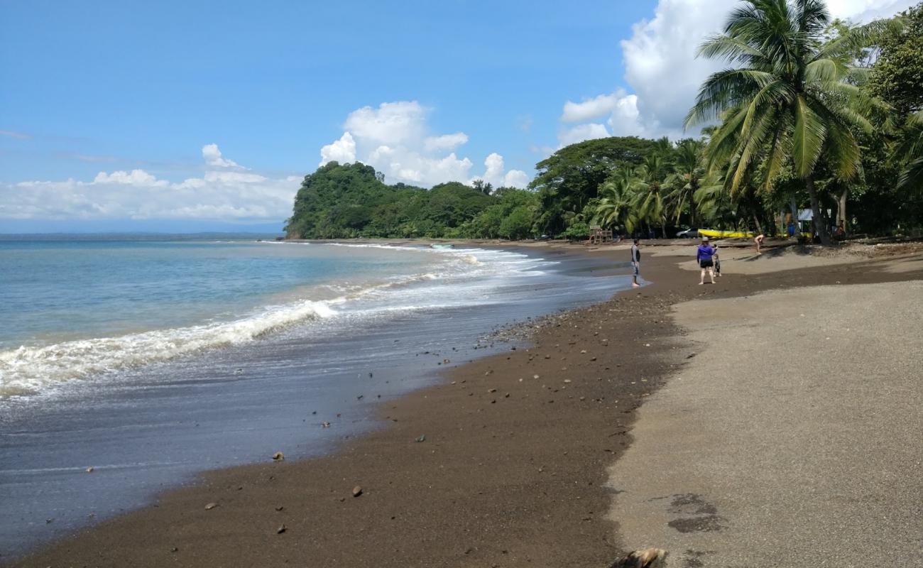 Foto af Playa Agujas med sort sand og småsten overflade