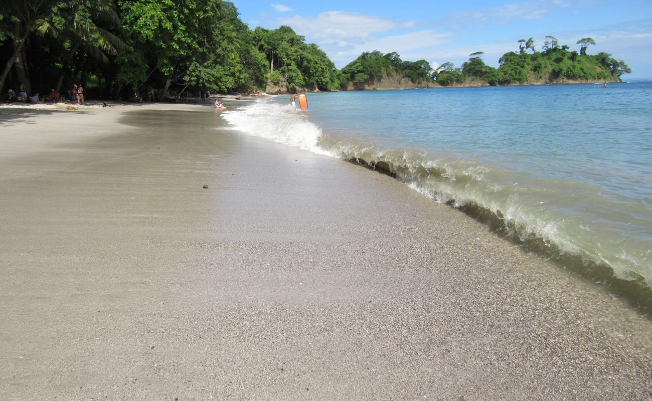 Foto af Playa Mantas med grå sand overflade