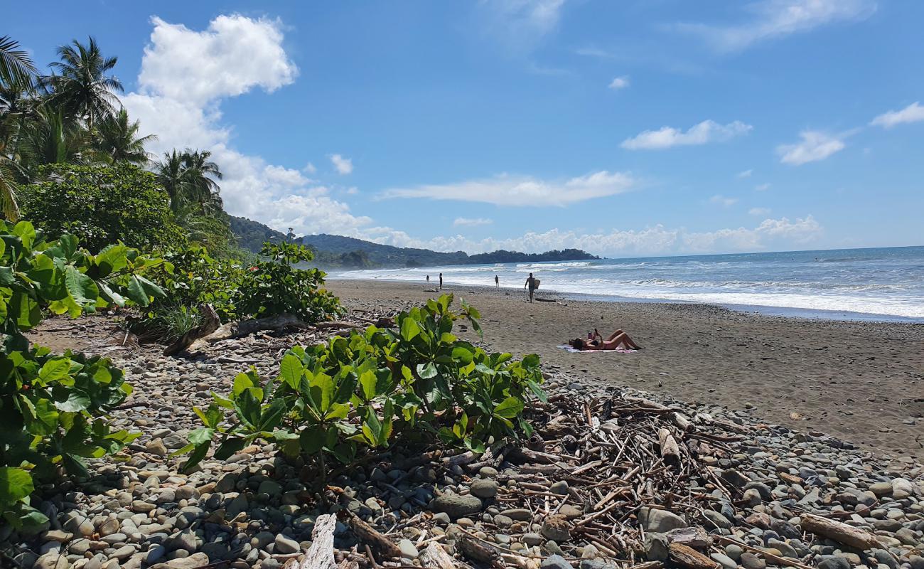 Foto af Playa Dominical med gråt sand og sten overflade