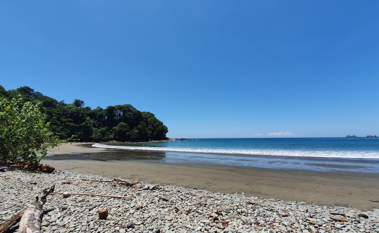 Foto af Playa Pinuelas med gråt sand og småsten overflade