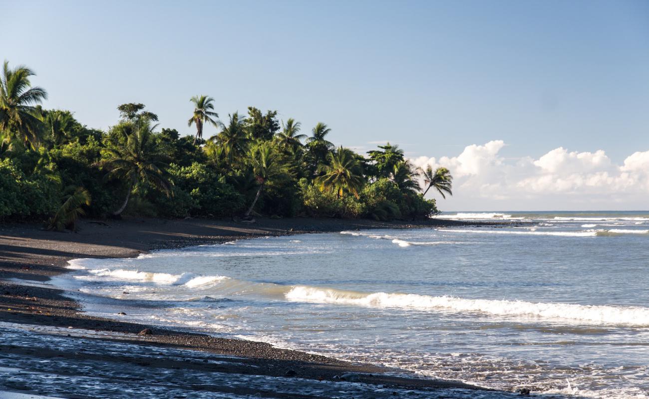 Foto af Playa Sirena med sort sand og småsten overflade