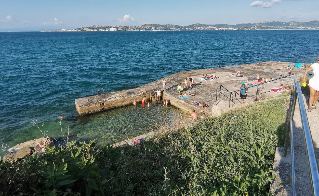 Foto af Crveni Vrh beach med betonovertræk overflade