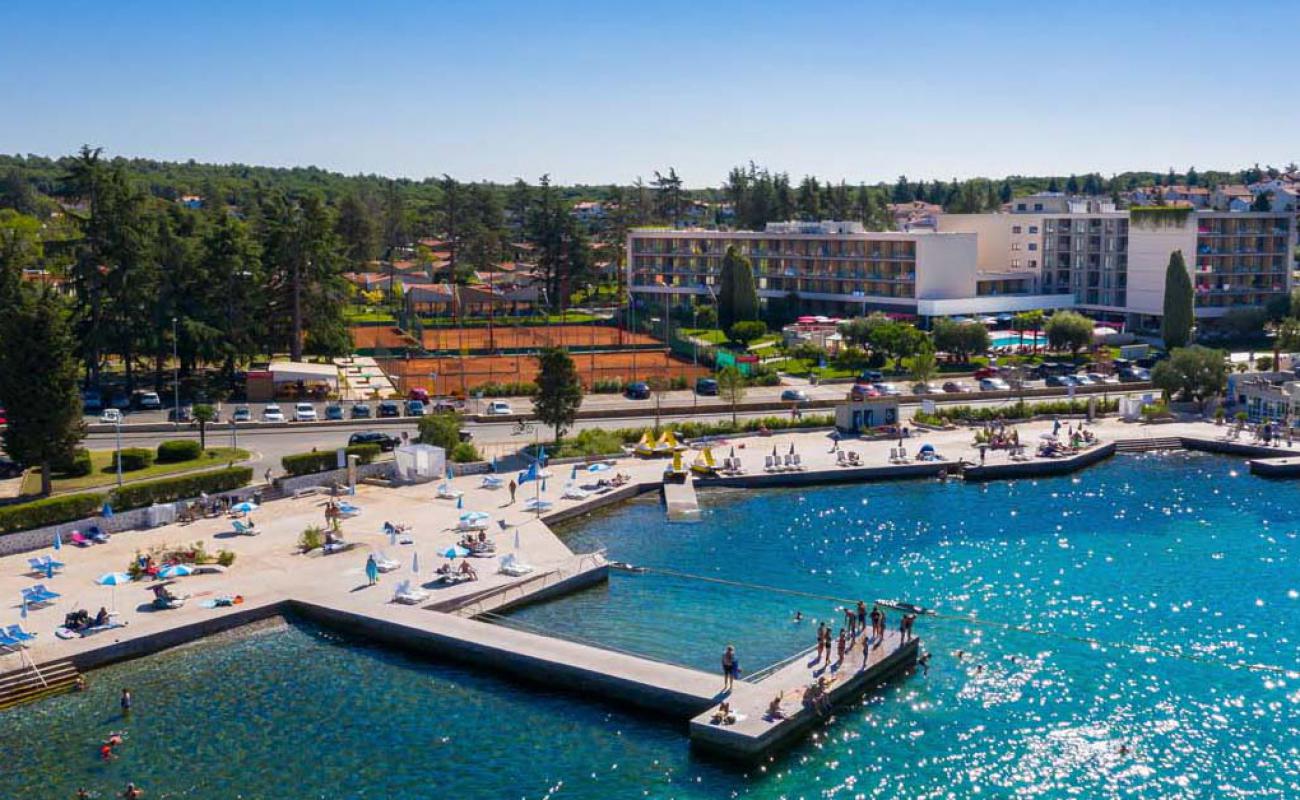 Foto af Porec beach med betonovertræk overflade