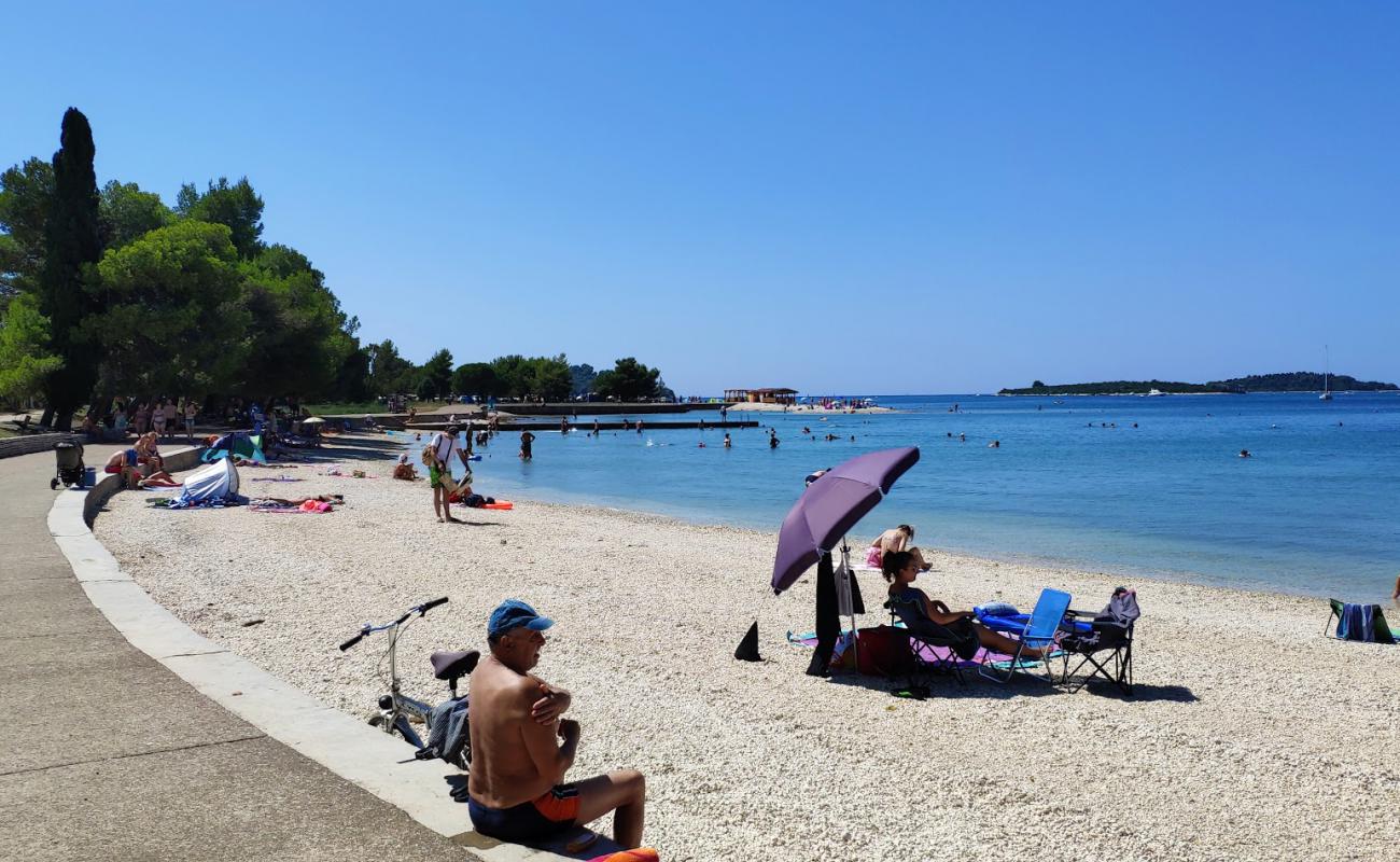 Foto af Valbandon beach med let fin sten overflade