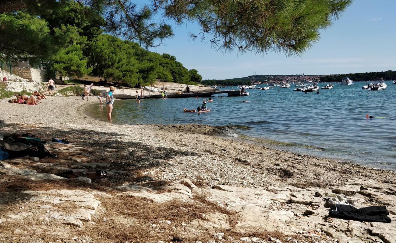 Foto af Guvnina beach med let fin sten overflade