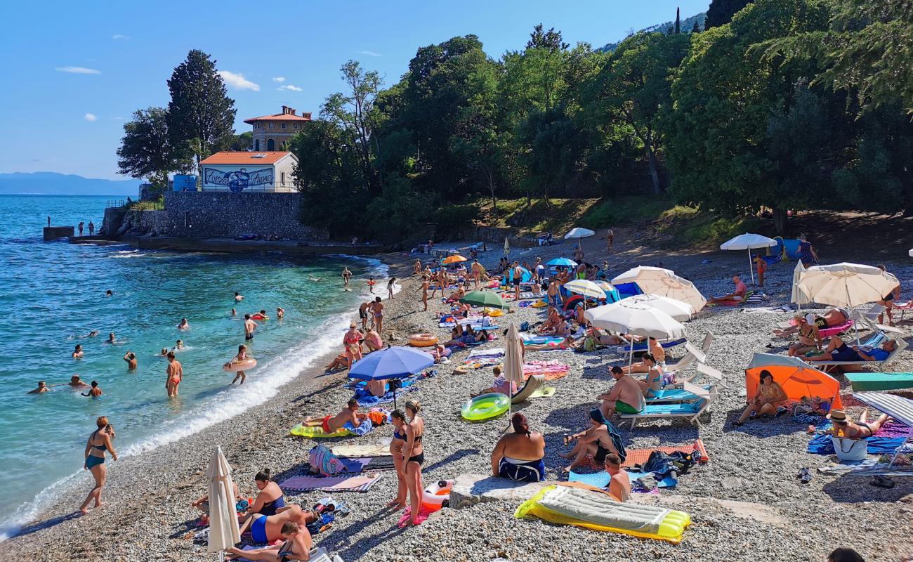 Foto af Lovran beach med gråt sand og småsten overflade