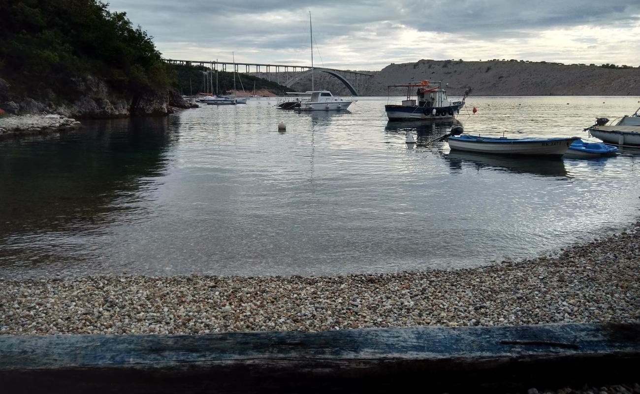 Foto af Uvala Scott beach med brun fin sten overflade