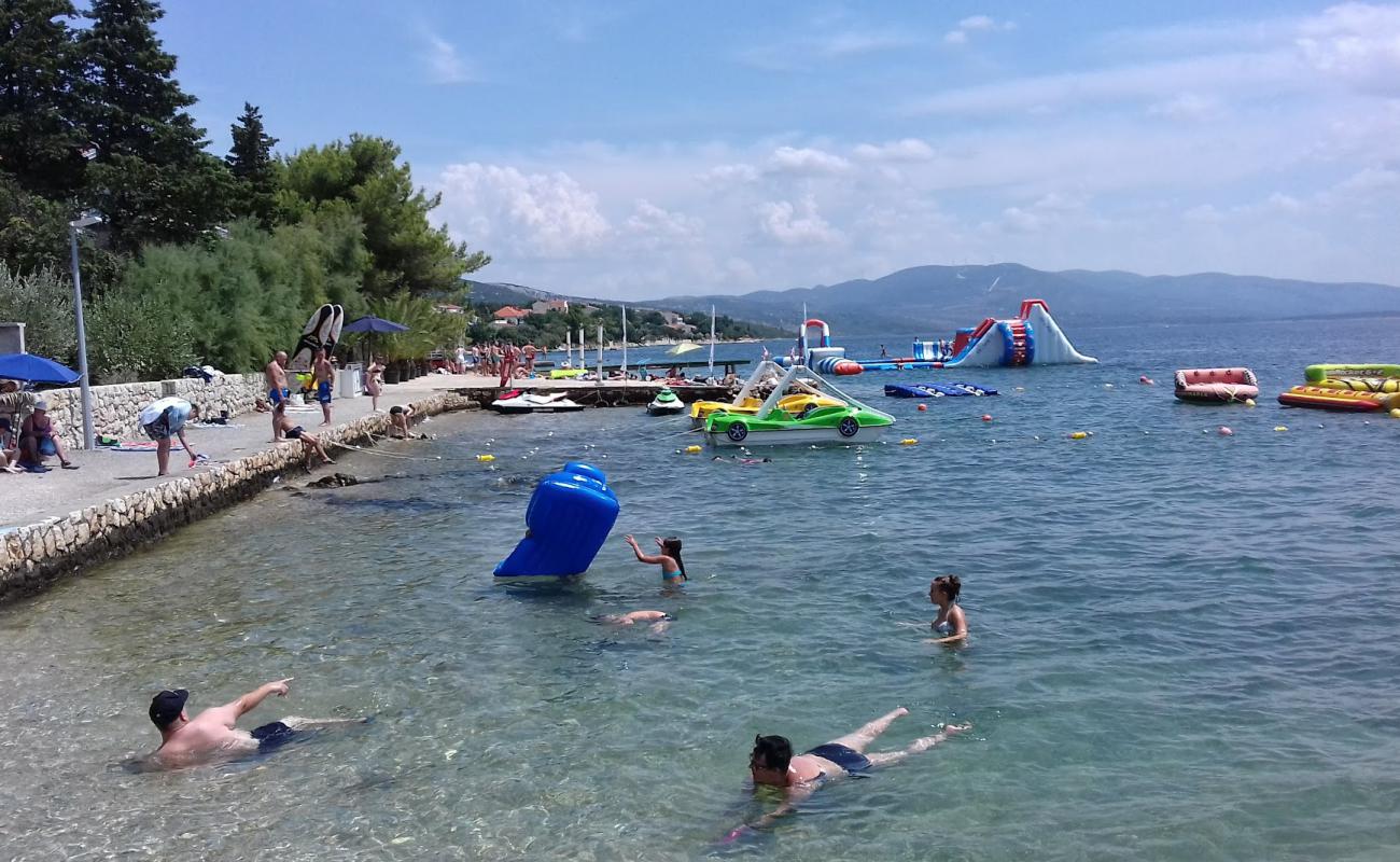 Foto af Maslenica beach med grå sten overflade