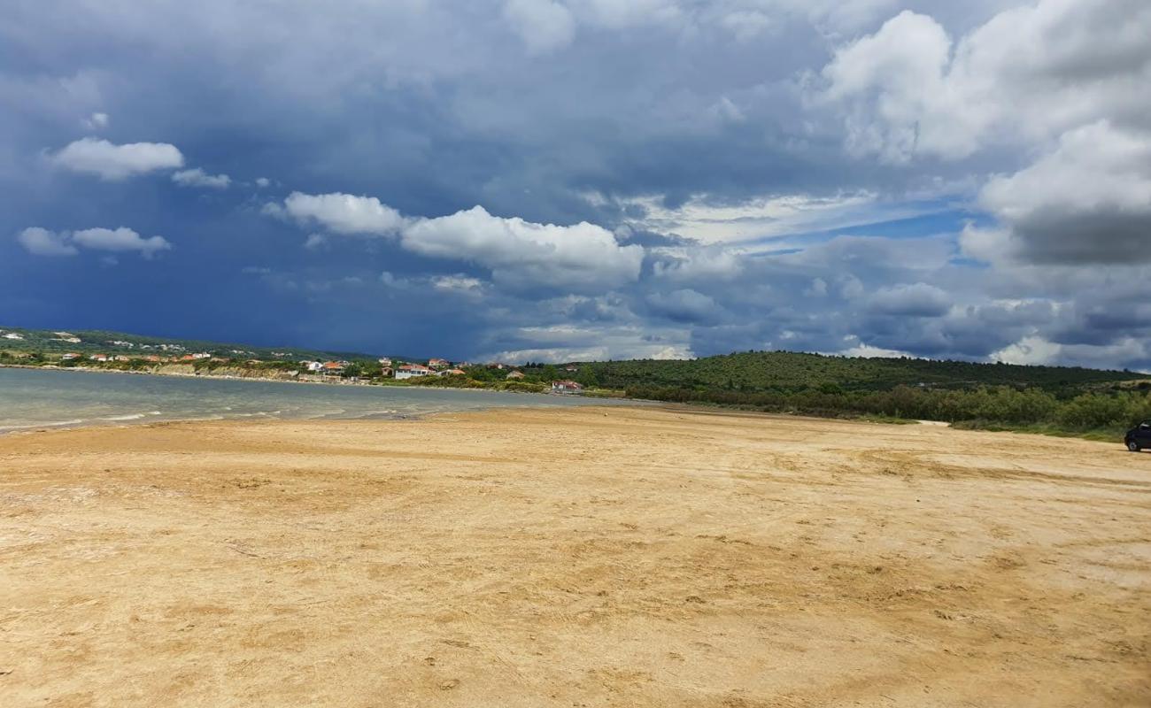 Foto af Marina Ljubacki med brunt sand overflade