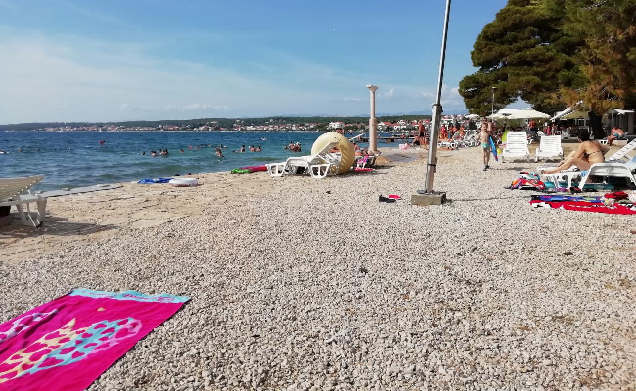 Foto af Borik sandy beach med let sand og småsten overflade