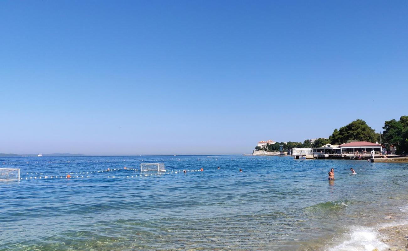 Foto af Kolovare strand med let sten overflade