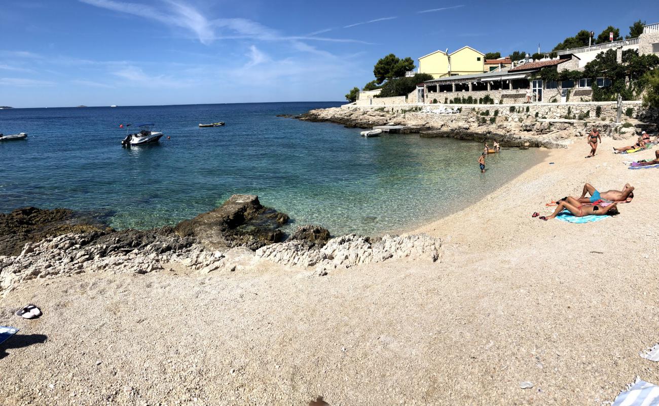 Foto af Dolac II beach med let fin sten overflade