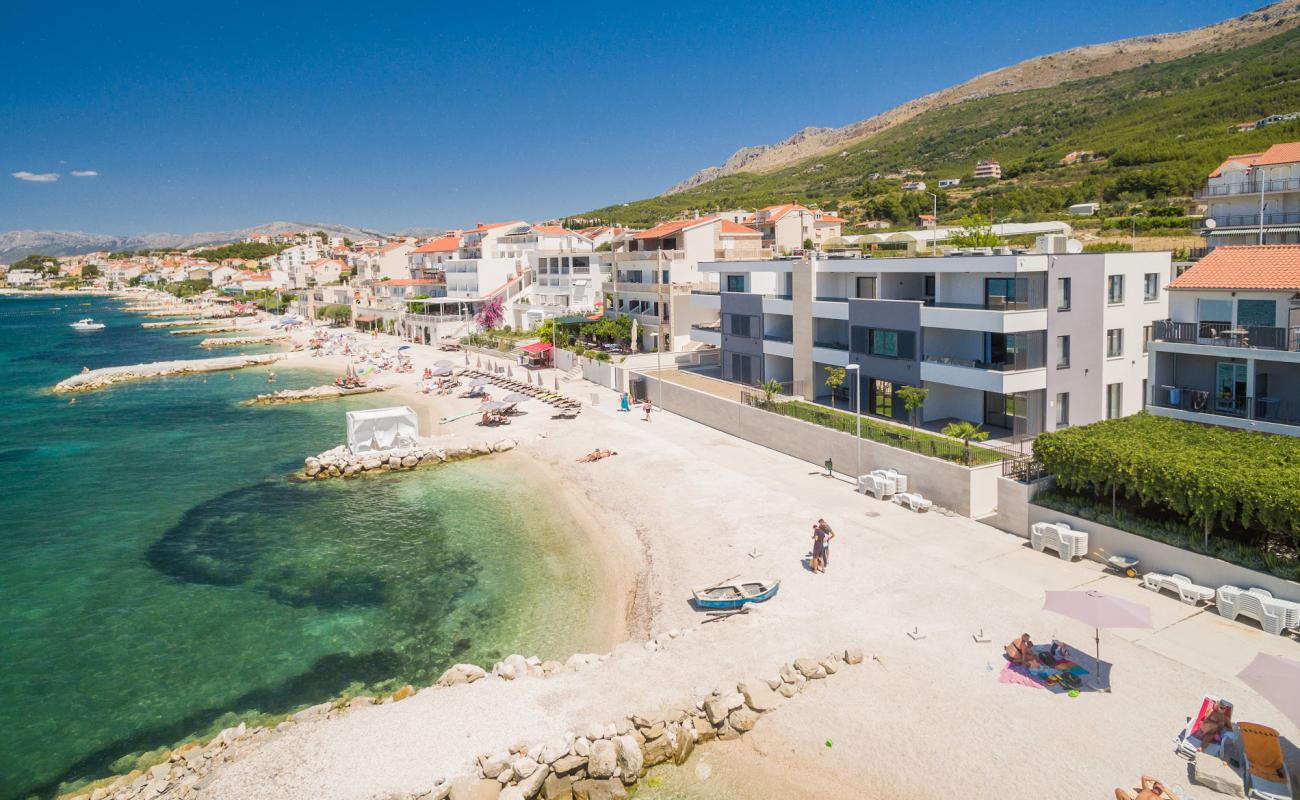 Foto af Podstrana beach med let fin sten overflade