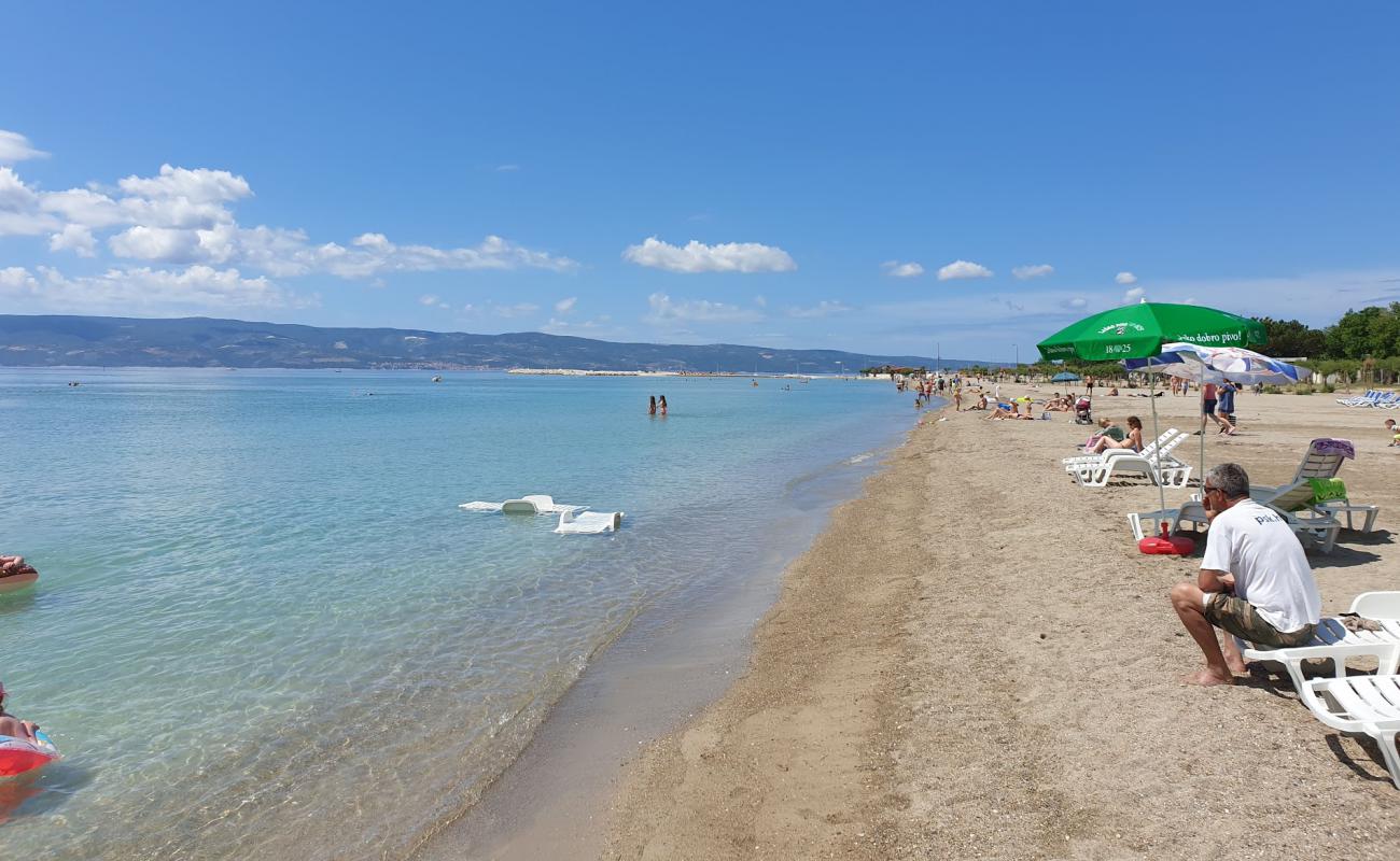 Foto af Omis beach med brunt sand overflade