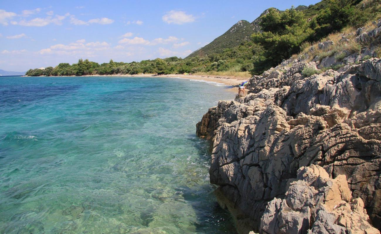 Foto af Salpa beach med brun sten overflade