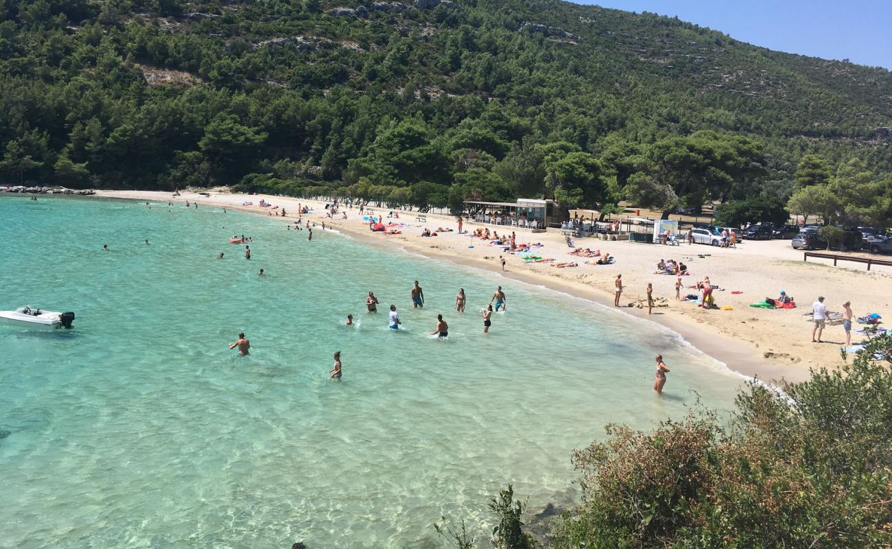 Foto af Prapratno beach med lys sand overflade