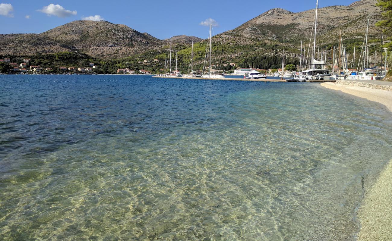 Foto af Karmelska beach med let fin sten overflade