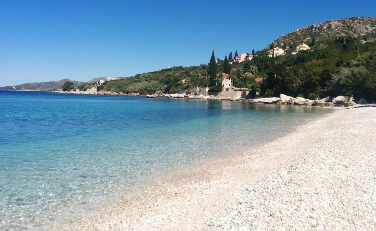 Foto af Plat beach med let sten overflade