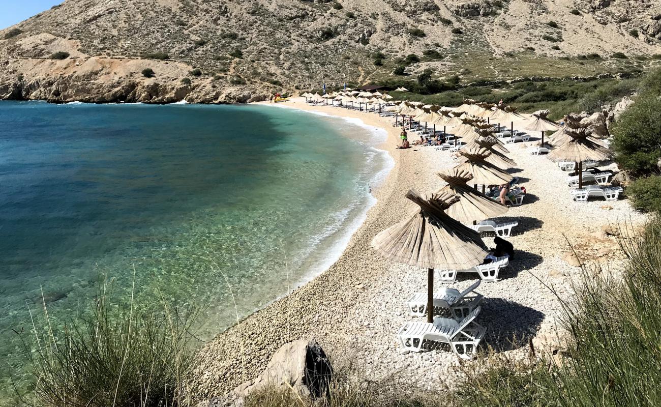 Foto af Oprna Bay Strand med let fin sten overflade