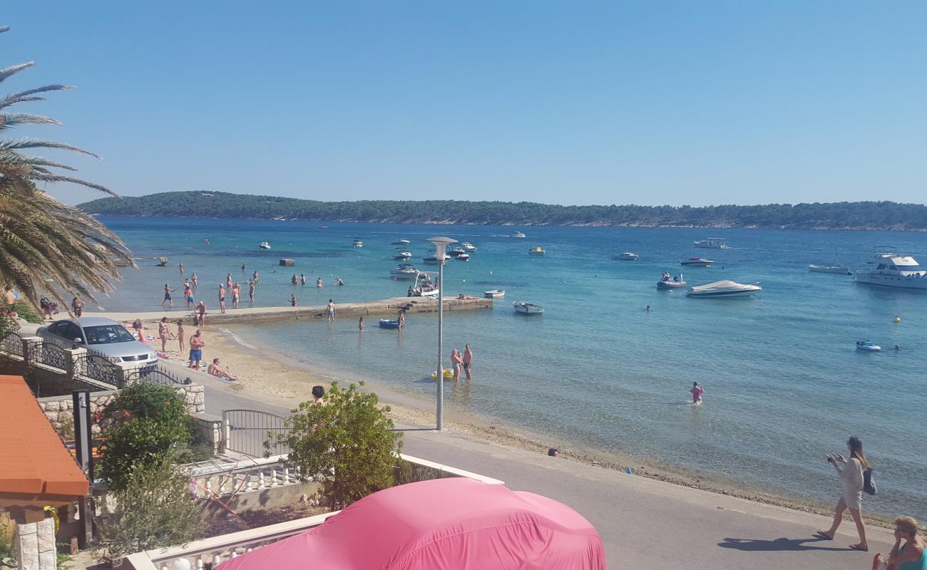 Foto af Petrac beach med grå sand overflade