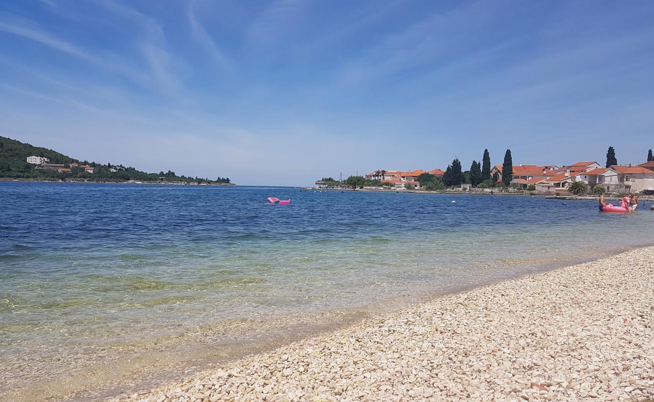 Foto af Sutomiscica beach med sort sand og småsten overflade