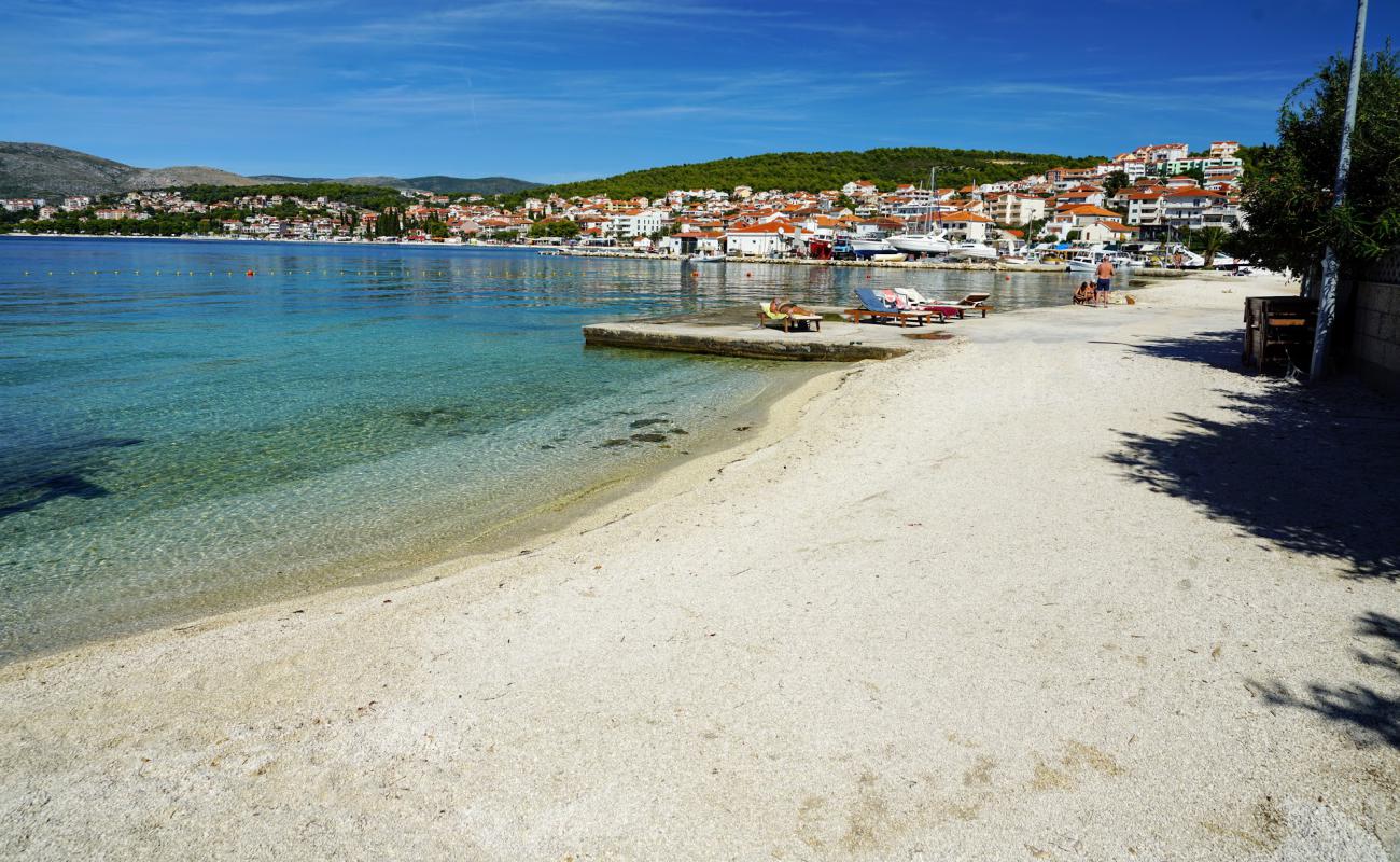 Foto af Okrug Gornji III beach med let fin sten overflade