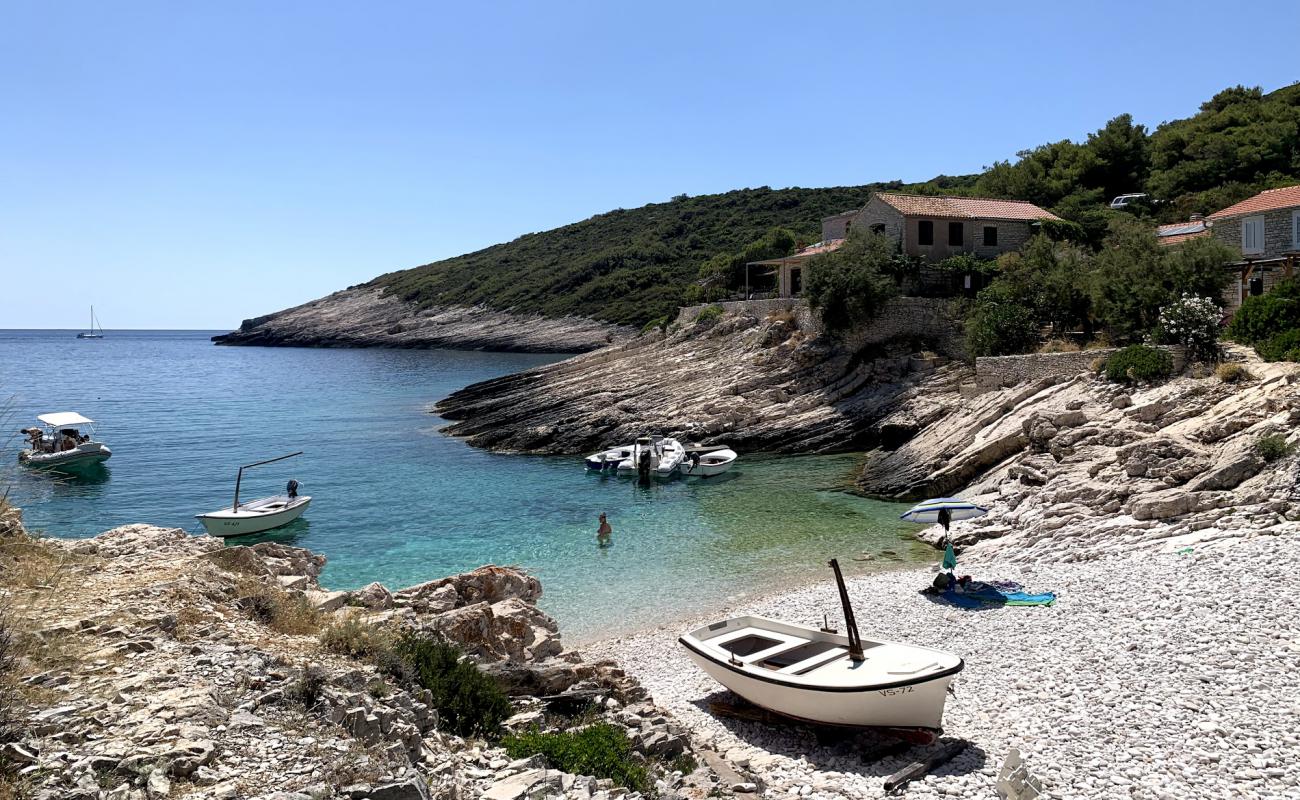 Foto af Mala Travna med let sten overflade