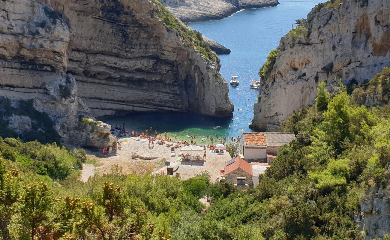 Foto af Stiniva Strand med let sten overflade