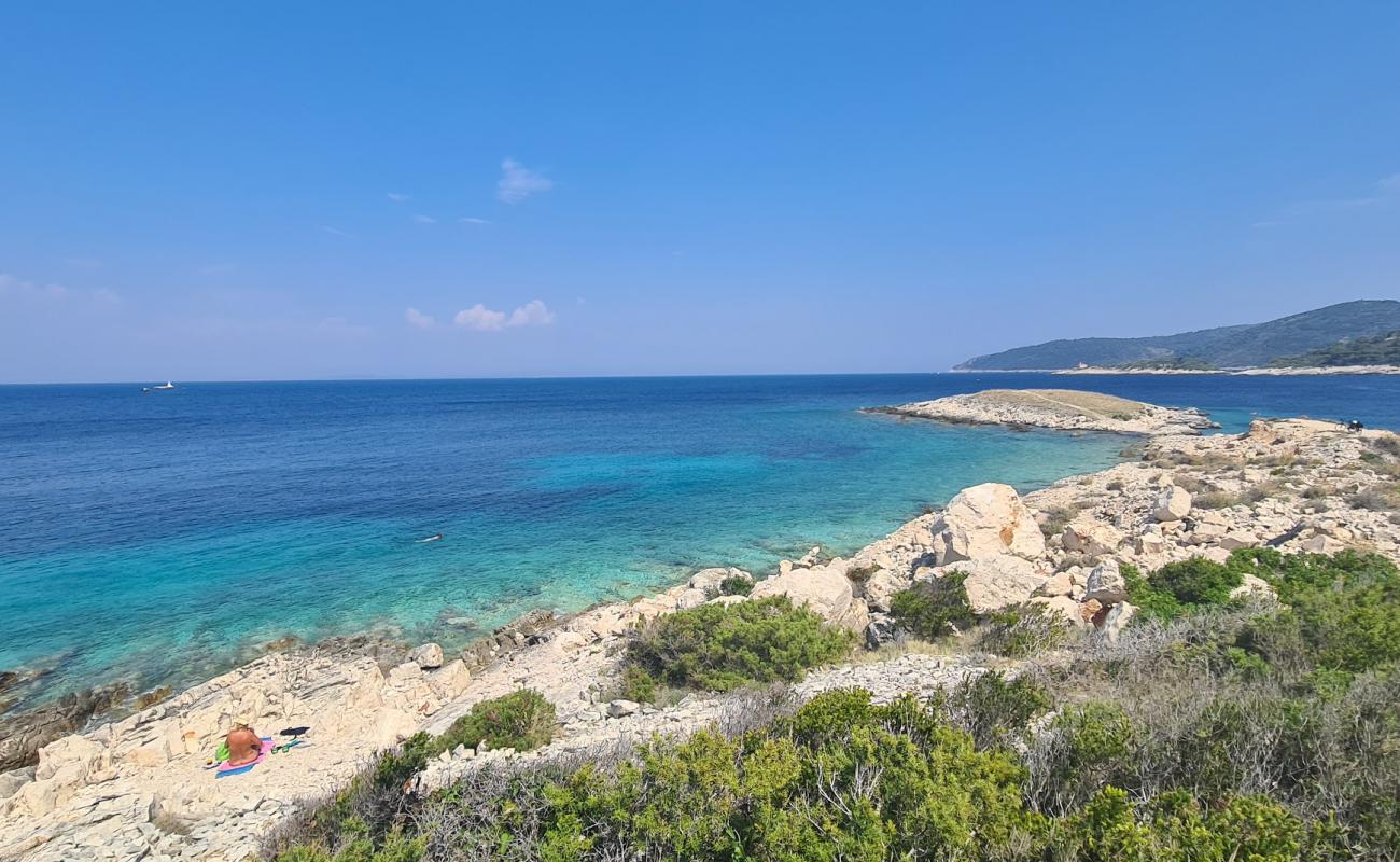 Foto af Komarca beach med sten overflade