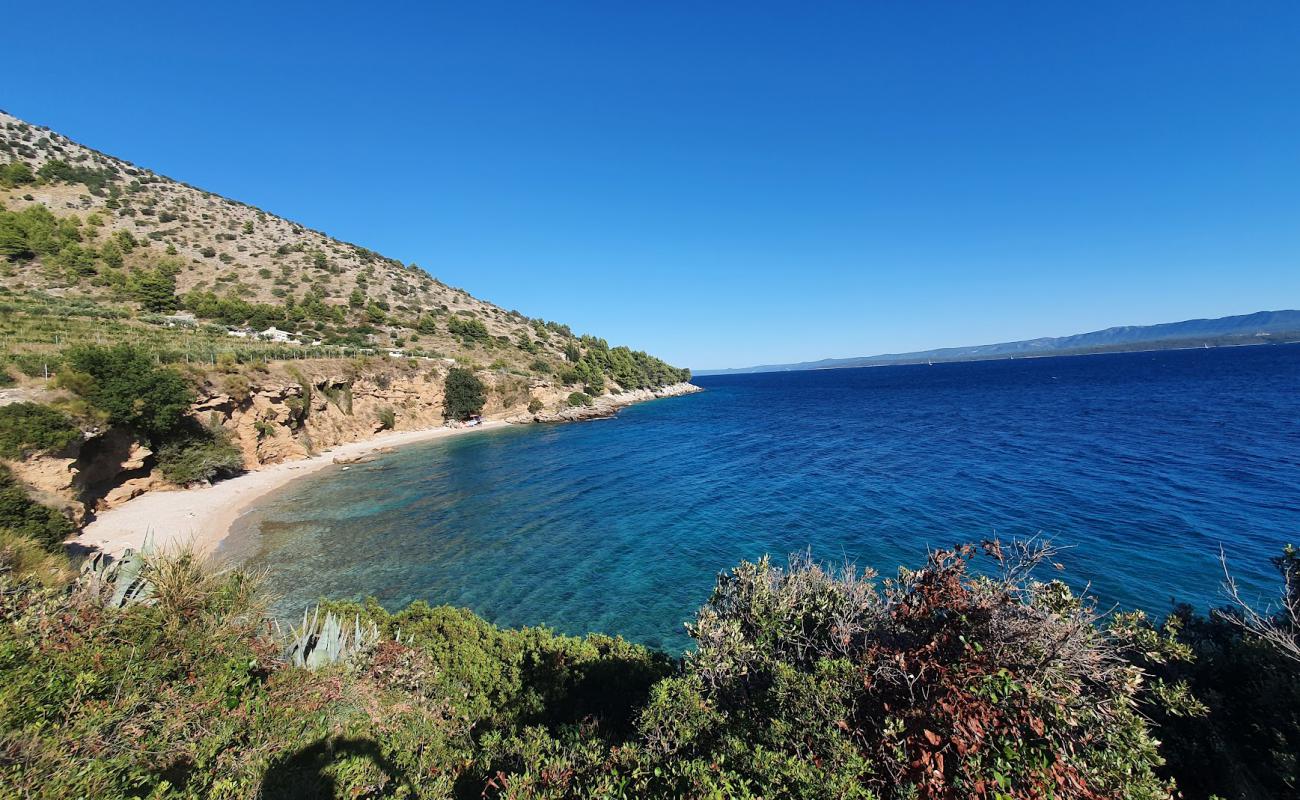 Foto af Veli Zagradac beach omgivet af bjerge