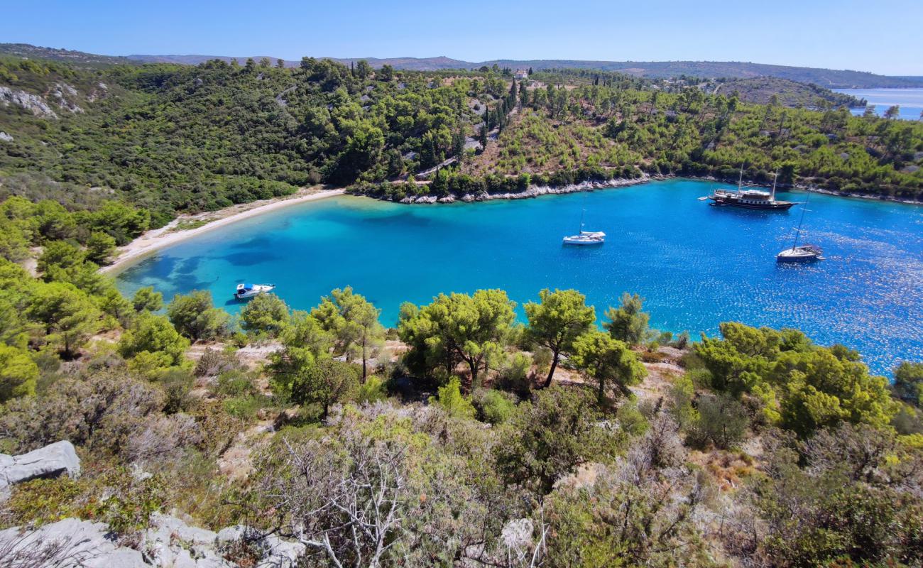 Foto af Stiniva Bay med let sten overflade