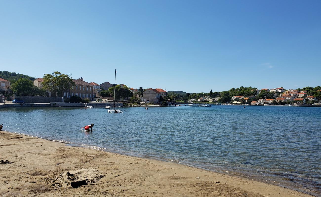 Foto af Tatinja beach med grå sand overflade