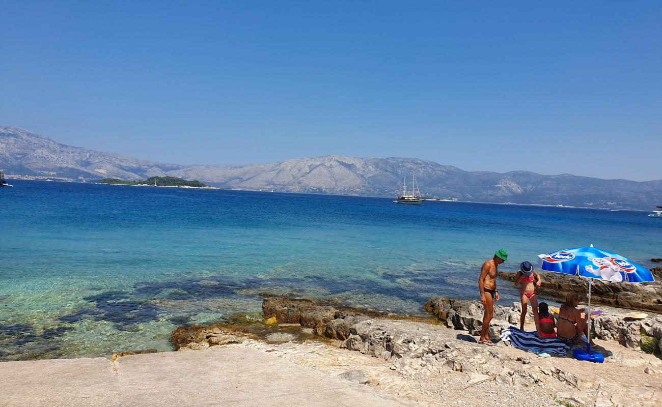 Foto af Lumbarda beach med grå sand overflade