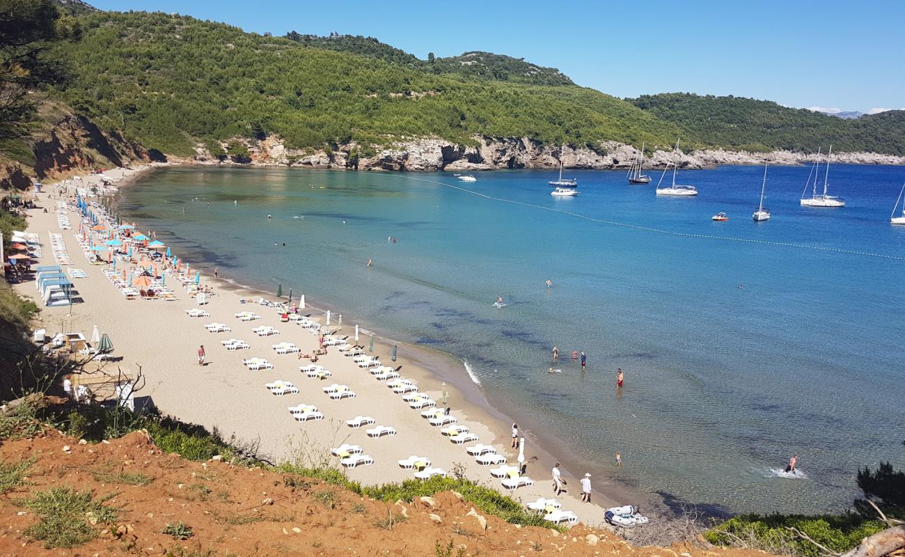 Foto af Sunj beach med grå sand overflade